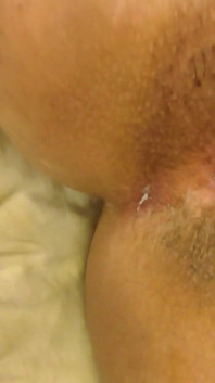 Köstliche brünette mit einem dicken arsch nimmt schwanz in ihren anus und lässt ihn weit offen