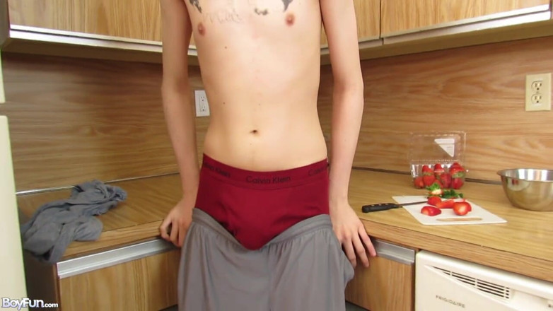 Boyfun: Twink Avery strokes in the kitchen