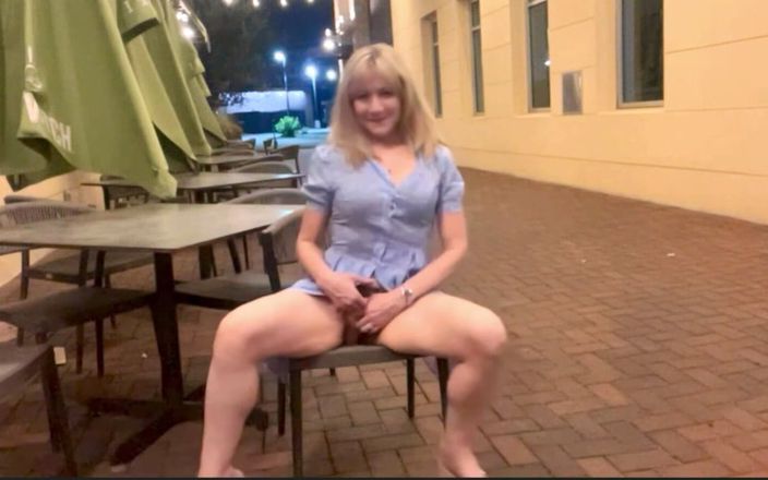 Public Paulina: Paulina se desnuda y se masturba afuera en el restaurante