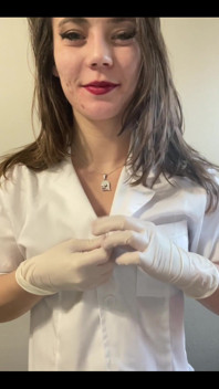 The Nurse Wants to Have Fun When the Doctor Is Running Late
