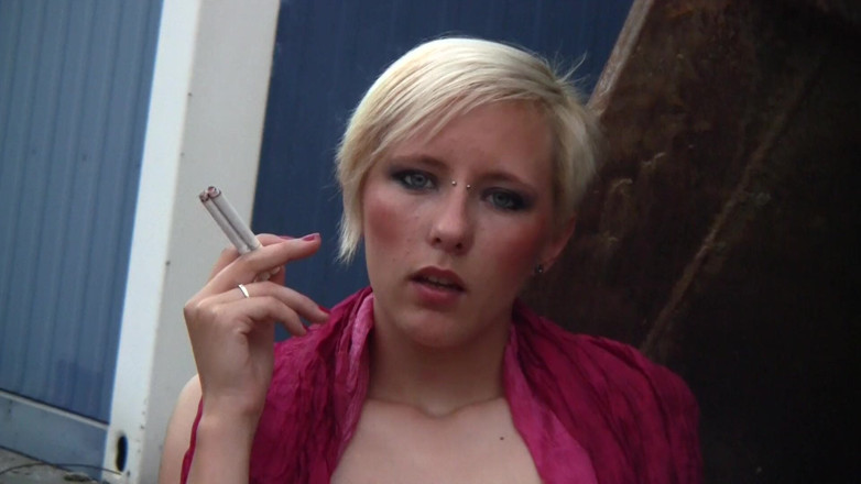 Smoke it bitch: Awek blonde bertetek kecil menghisap rokoknya di luar rumah