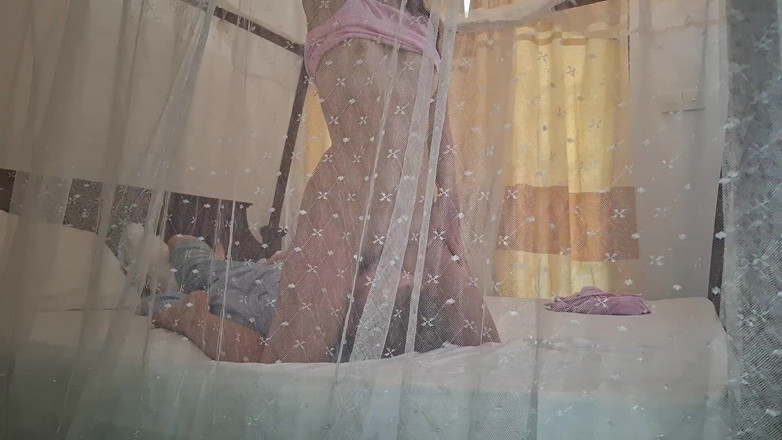 Karina_Doll: タイで観光客の顔に座って何度もオーガズムを経験すること