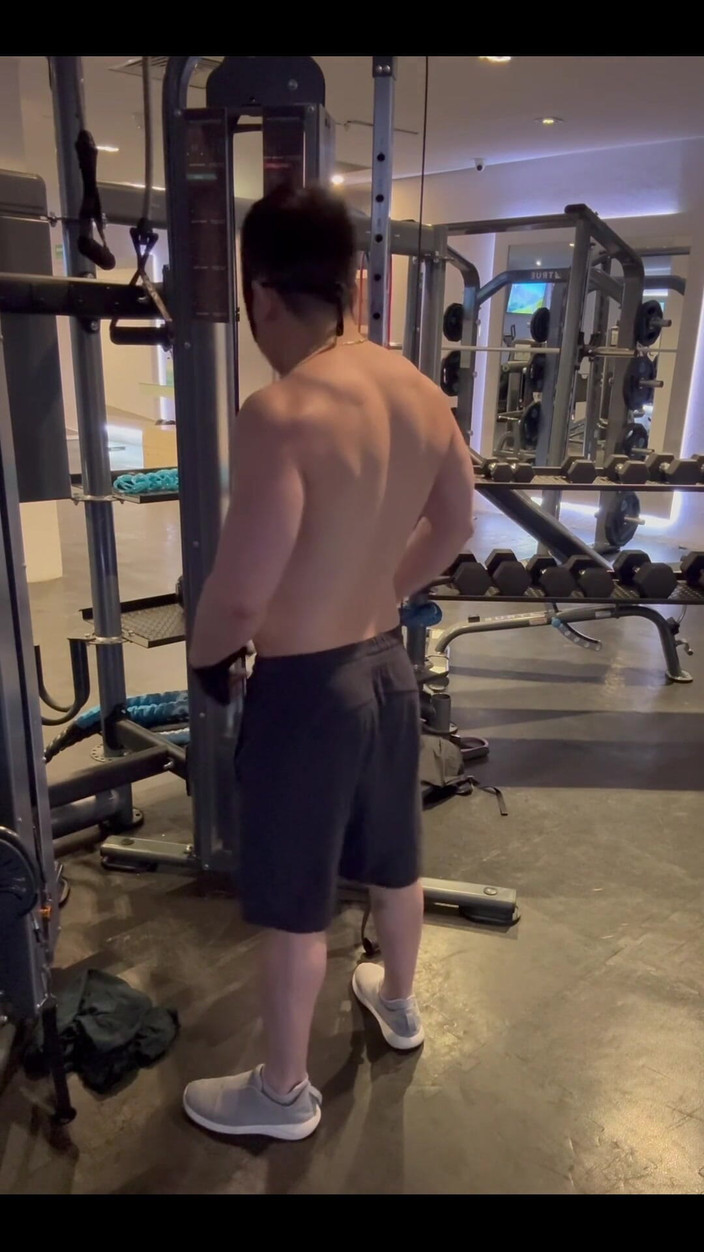 barenakedboy: Acho que todas as academias devem mandar trabalhar nuas