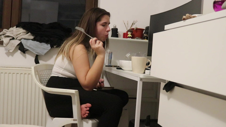 NipsAndStrips: Scoreggia mentre mangia alla mia scrivania