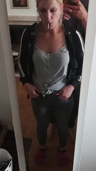 Vidéo maison réelle, une femme s’entraîne et suce une grosse bite aux genoux, éjaculation dans la bouche