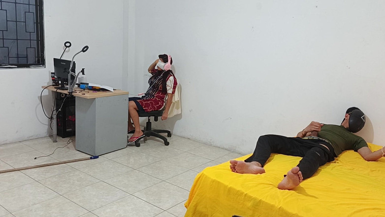 Goky: Nevlastní sestra sedí, zatímco pro ni masturbuji