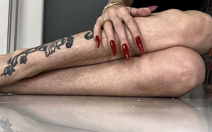 Julia domaina: Moje owłosione nogi, chude i długie nogi, wytatuowane stopy