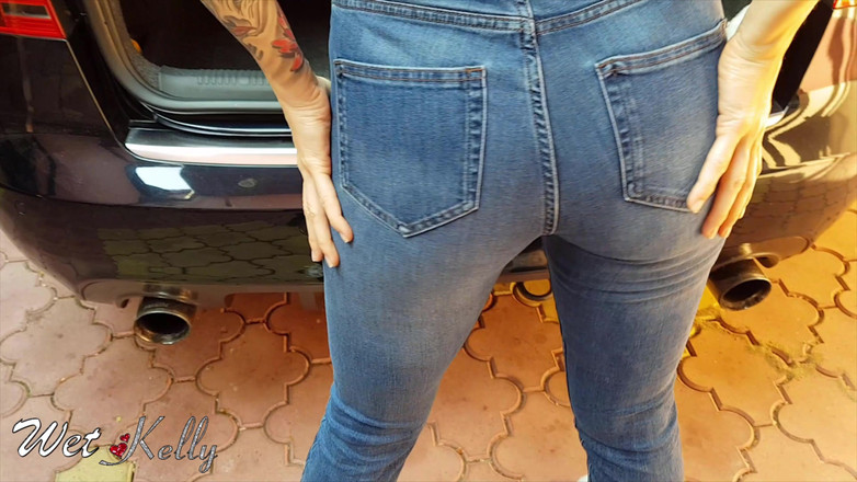 Wet Kelly: 热辣的干屁股和射在蓝色牛仔裤上