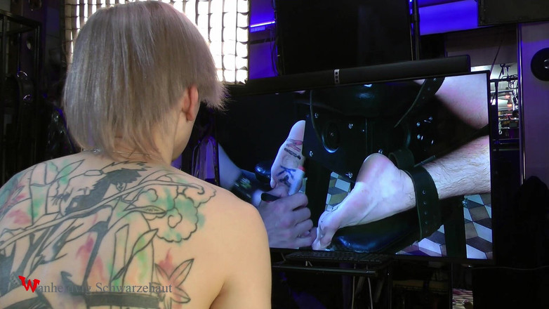 Wanheldvig: Nicky Horror Feet Mengetik