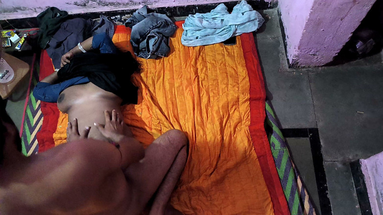 Kajalbhabhi87: 義理の兄がキッチンで私を抱いてくれて、皿洗いをしている間も彼が私を抱いています