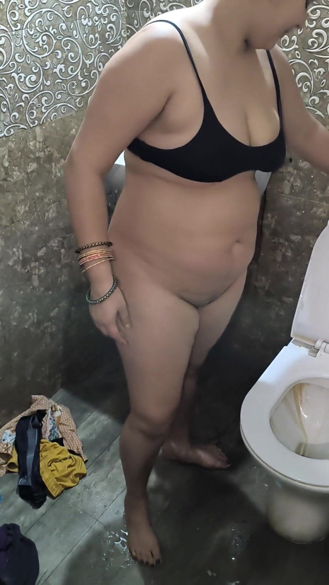 Pissing in Bathroom (Pujaprem Love)