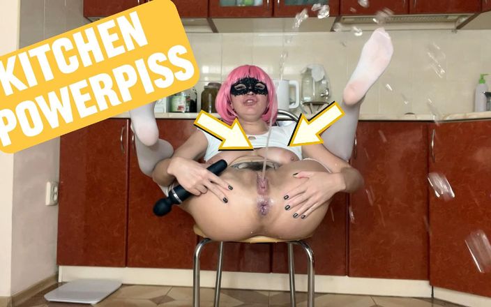 Luna Woxy: Omg! Powerful Piss in the Kitchen!