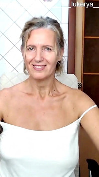 La allegra lukerya con le tette che rimbalzano comunica nel kit