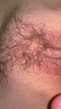Pequena menina de 18 anos solta sua virgindade, seu buraco apertado leva porra e ela engravida.