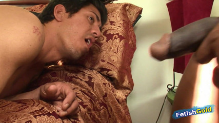 Gay Life: Lelaki polis hitam berotot dan seorang lelaki putih menghisap antara...