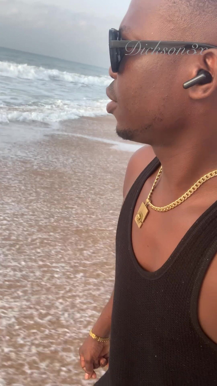 Dickass3x: Todavía en la playa pasando un buen rato solo