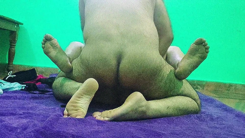 BadMash_Bhabhi: Üvey baba üvey kızını karısıyla karıştırıyor ve hamile bırakıyor