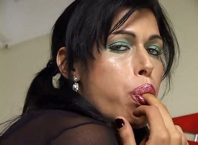 Shemale World: Si le das un dedo a una travesti, ¡ella tomará todo...