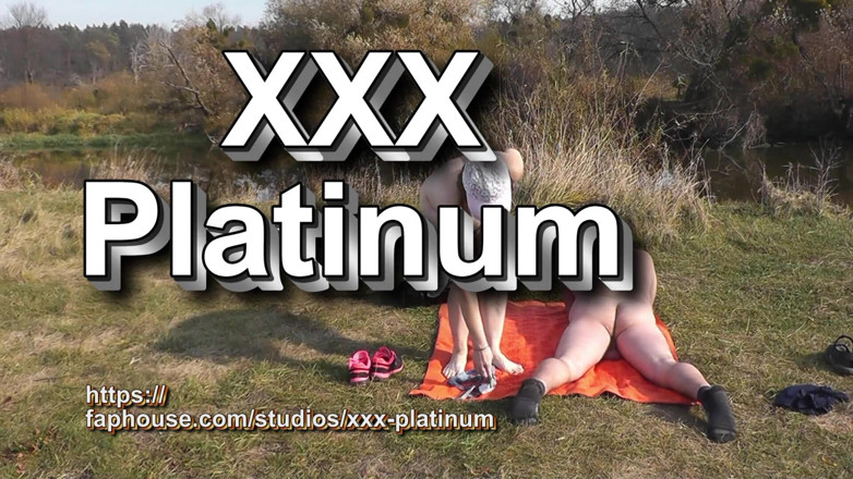 XXX-Platinum: คู่รักอาบแดดแบบเปลือยกายใกล้แม่น้ำ