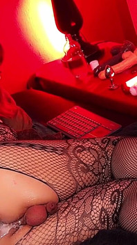 Tranny milf met dikke kont neukt haar kont met een zwarte enorme dildo