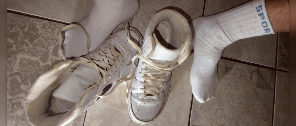 Stink HairyMale: 抽烟和露脚