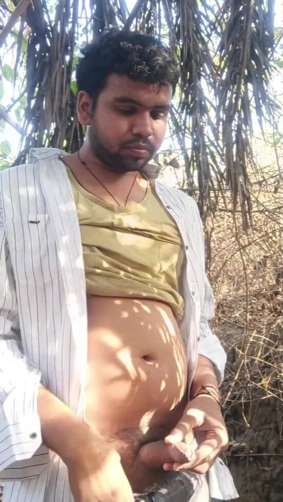 IsmaatDeva: Weißliche sahne pinkelt allein im wald