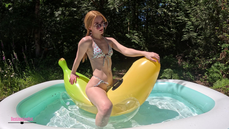 Destination Kat: în flotor de banane