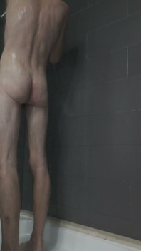 Ich gehe auf seine Dusche ein und berühre ihn wann immer ich will und gehe weg und lasse ihn necken