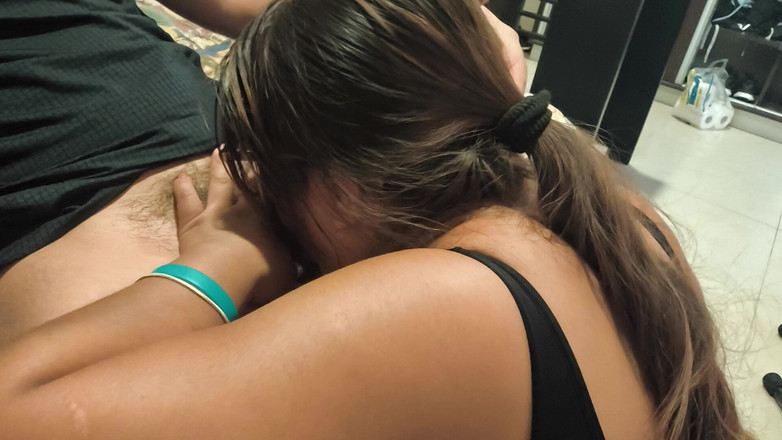 Moo DBOXXX: 单身妈妈同意吮吸我的鸡巴，想要她射在我脸上