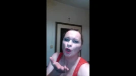 Sissy Žena v domácnosti dělá ranní kávu