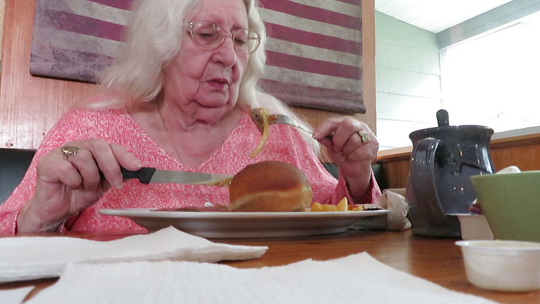 BBW nurse Vicki adventures with friends: Macocha i ja jemy