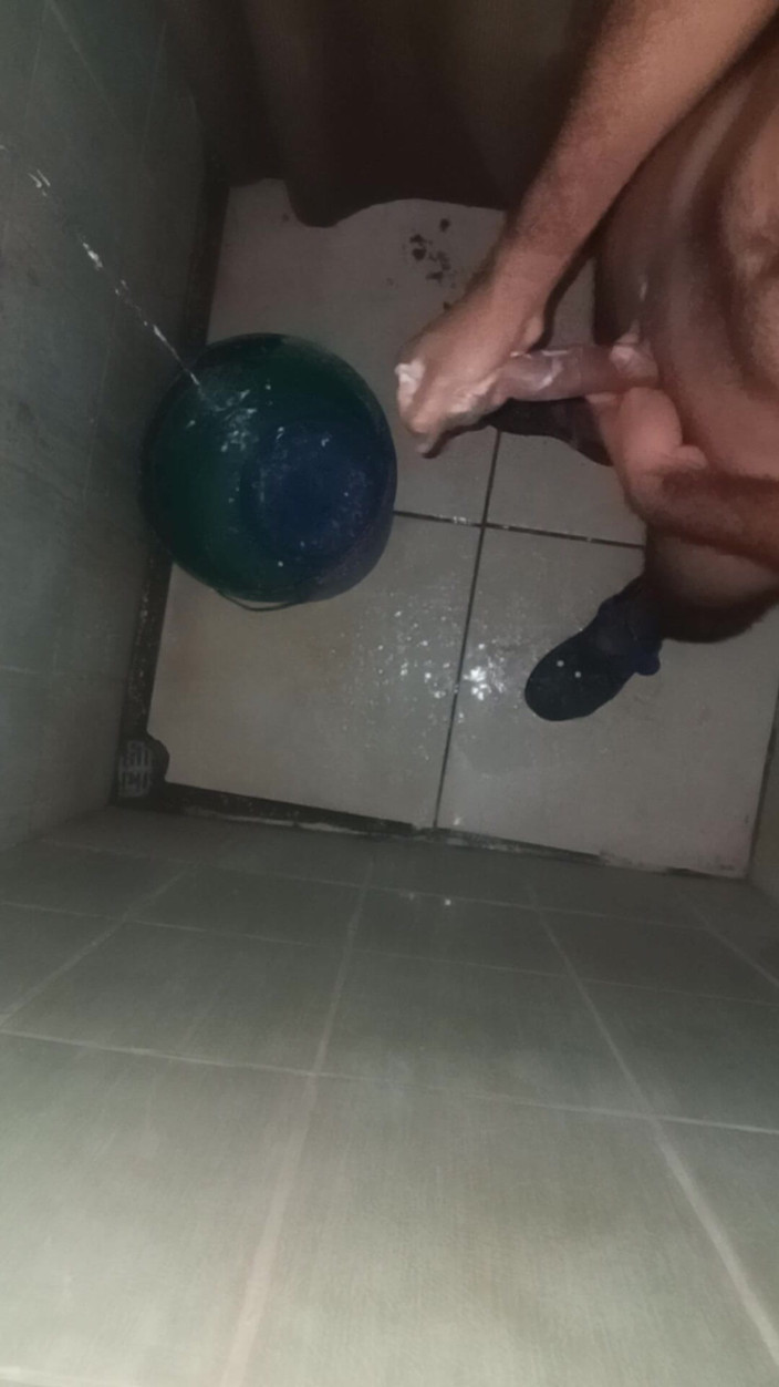 Cute boy jerks off: Băiatul se masturbează cu labă de mai mult de trei...