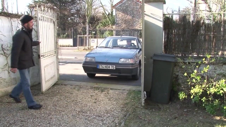 Nude in France: Horny pervert jerks off to older woman in shower