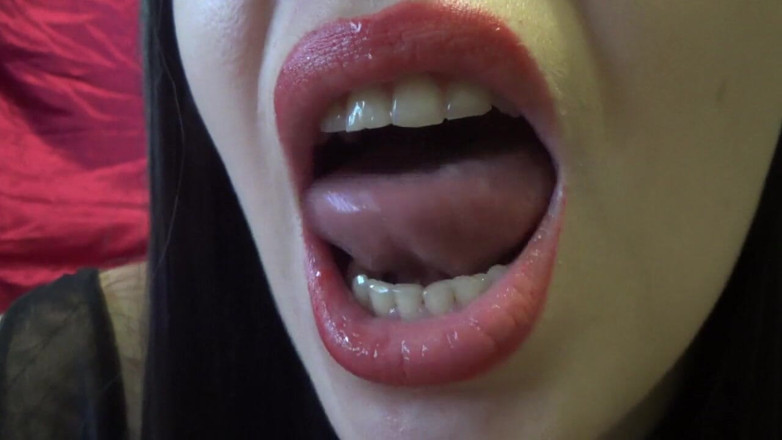 Goddess Misha Goldy: Zunge und spucke spielen mit vielen necken