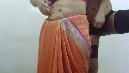 HOTKATTY: Tombul anne Hintli sari içinde kocasıyla domalarak sikişiyor