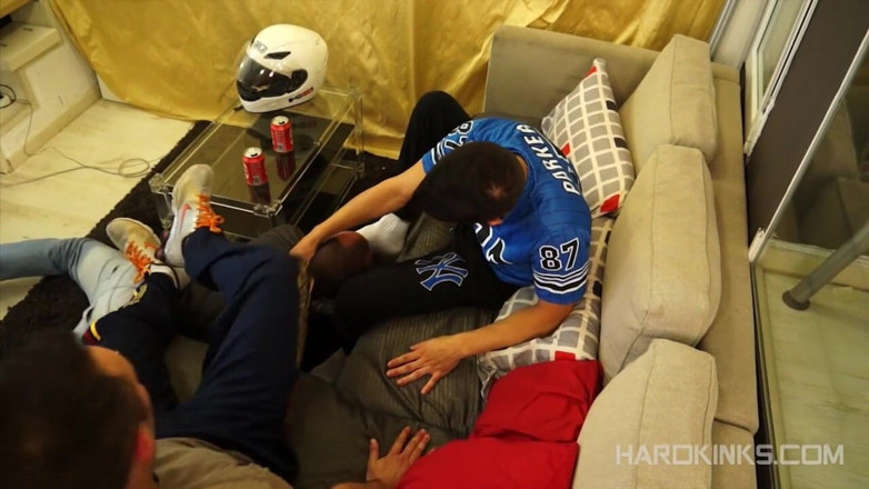 Hard Kinks: Usato da due giovani macho