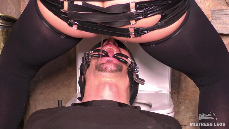 Mistress Legs: Mijando na garganta do meu escravo - aberto para mestra