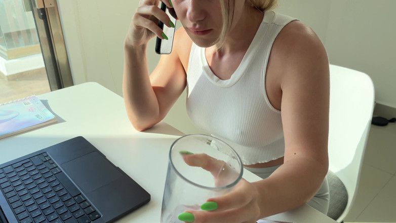 Mrs Peachesxx: Un collègue fait désespérément pipi pendant une conversation téléphonique