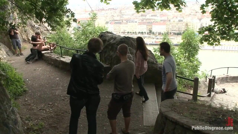 Public Disgrace by Kink: Grandes tetas naturales expuestas en la calle