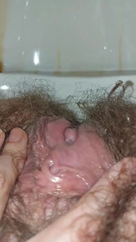 Stream mengalir melalui rambut saya