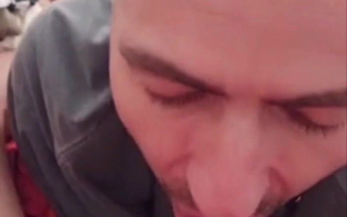 Justin hoodwar: Bir adam büyük yarağını oral seks ağzına veriyor ve diline...