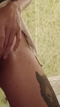 Masturbación femenina rápida en baño público