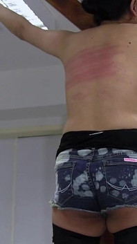 Yasmeena Spanking Machine - Chicotadas nas costas nuas