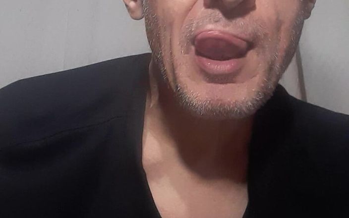 Big uncut hard cock: Ein warmer romantischer liebender Kuss mit mund und zunge lässt...