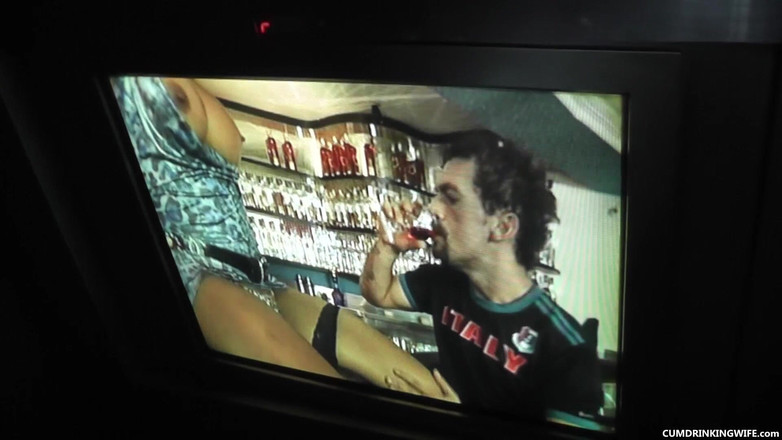 Cumdrinking Wife: Gloryhole gangbang con muchos extraños