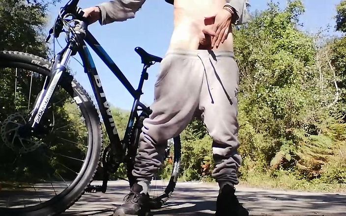 Nino boy: युवक अपनी बाइक से अपनी गांड में डिल्डो के साथ खेल रहा है