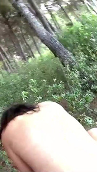 Teen Luna šuká do zadku svého nevlastního otce a kamaráda ve trojce venku