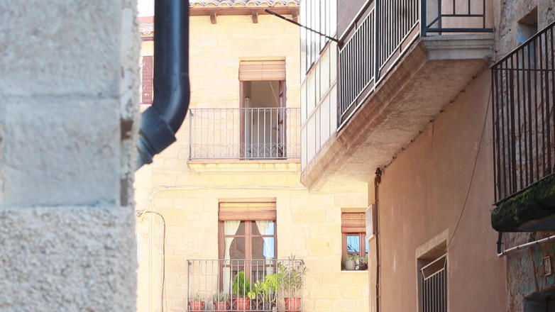 Lissa Brown: Bir komşu beni gözetliyor ve bunu yüklemem için bana şantaj yapıyor