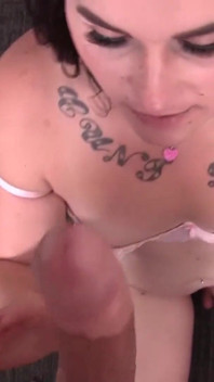 Cewek semok ryhan rose lagi asik nyepong kontol