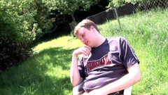 DEUTSCHLAN PORNO XXX: Si rambut cokelat dimanjakan oleh dua pria. Threesome luar ruangan...